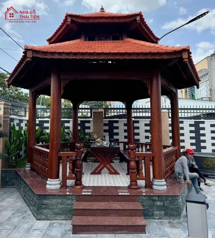 Nhà gỗ lục giác là nơi để mọi người tụ tập ăn uống, nghỉ ngơi, thư giãn